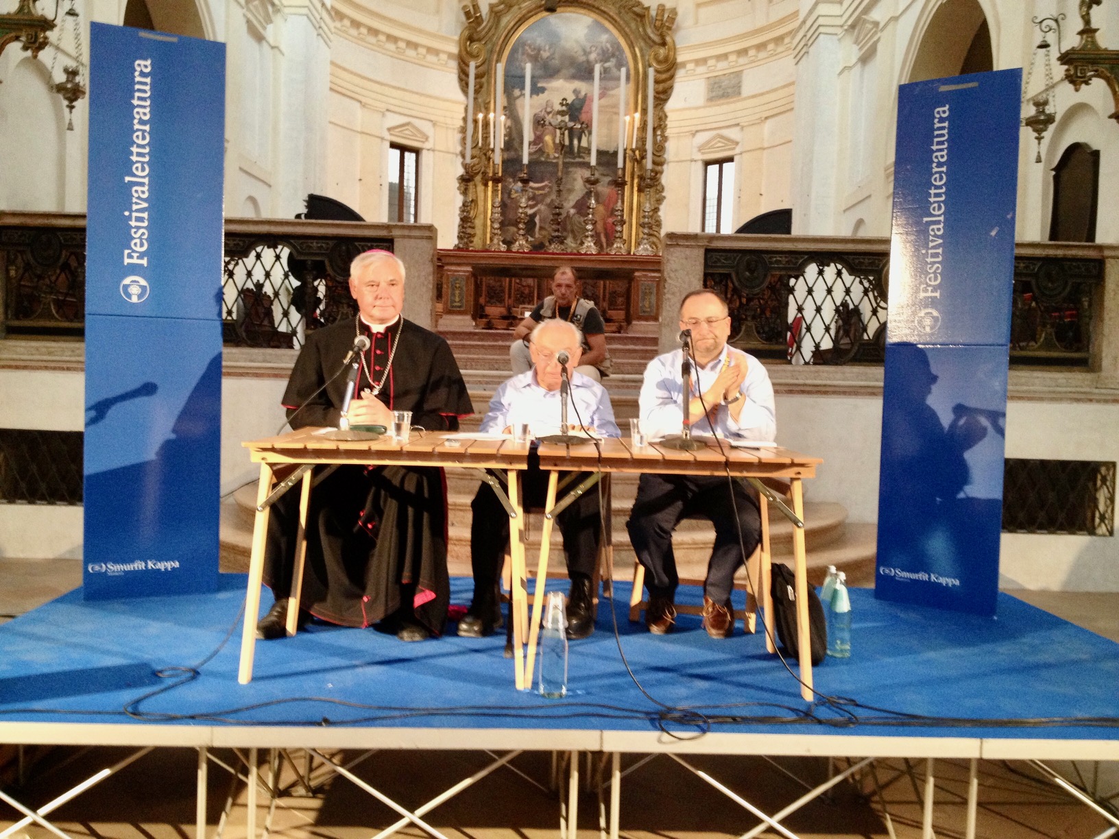 Padre Gustavo Gutierrez durante una presentazione del Festivaletteratura